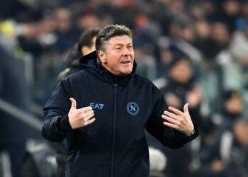 Napoli sa thải HLV Walter Mazzarri trước trận gặp Barcelona