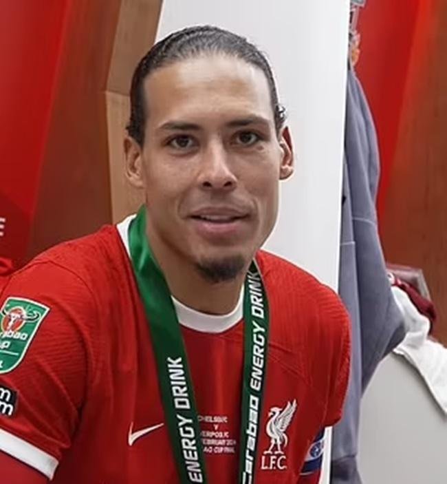 Van Dijk cùng đồng đội ăn mừng sau chiến thắng