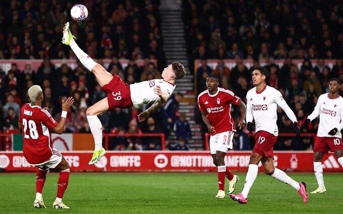 Man United lọt vào tứ kết sau khi đánh bại Forest